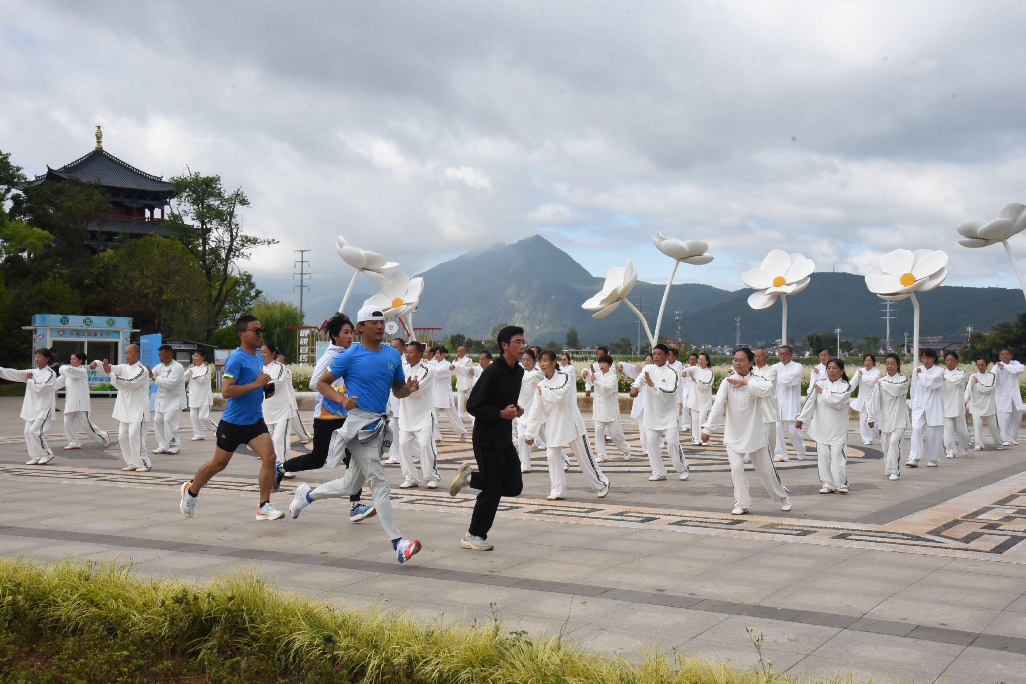 近日，市民在中济海体育公园锻炼。（丽江融媒记者 和玉松 摄）